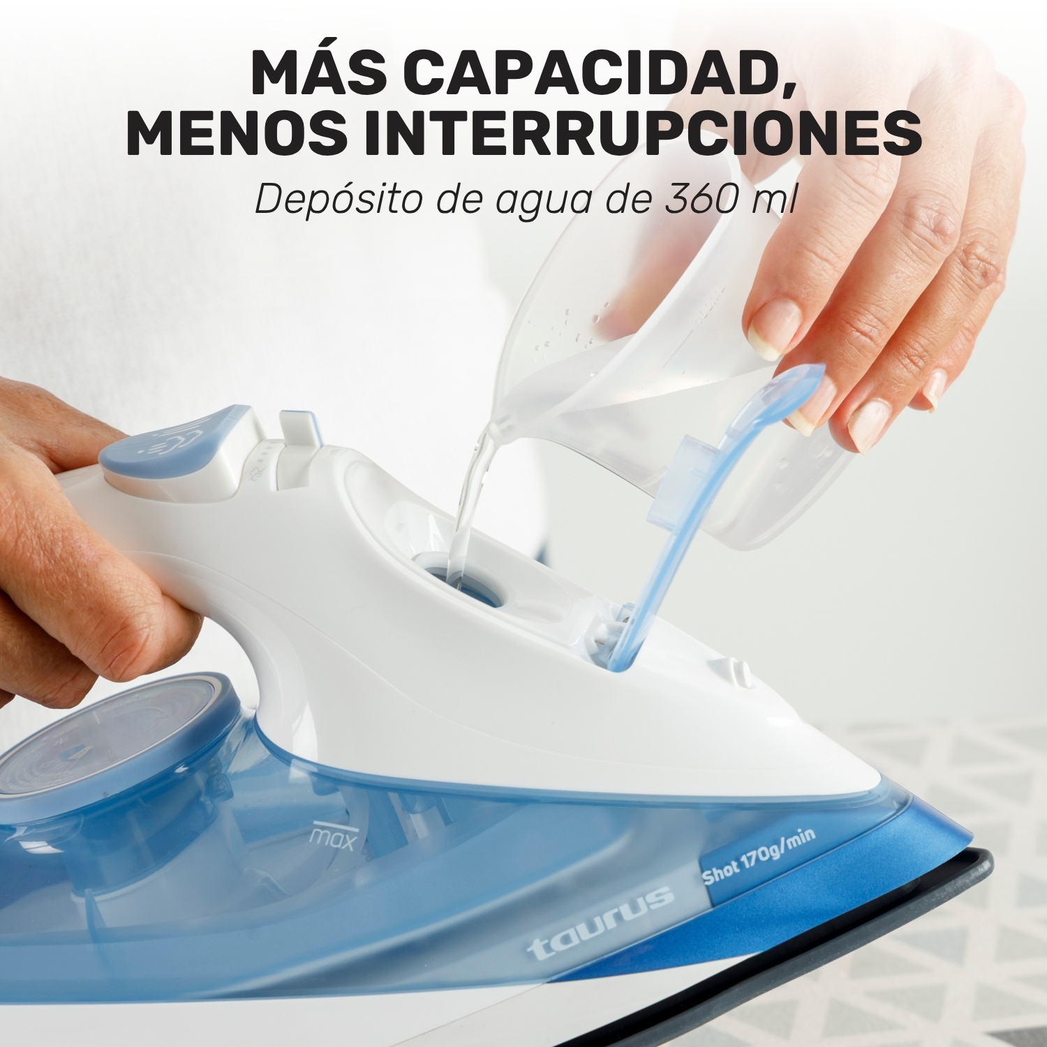 Se vierte agua desde un vaso medidor en el depósito de una plancha Taurus blanca y azul.
