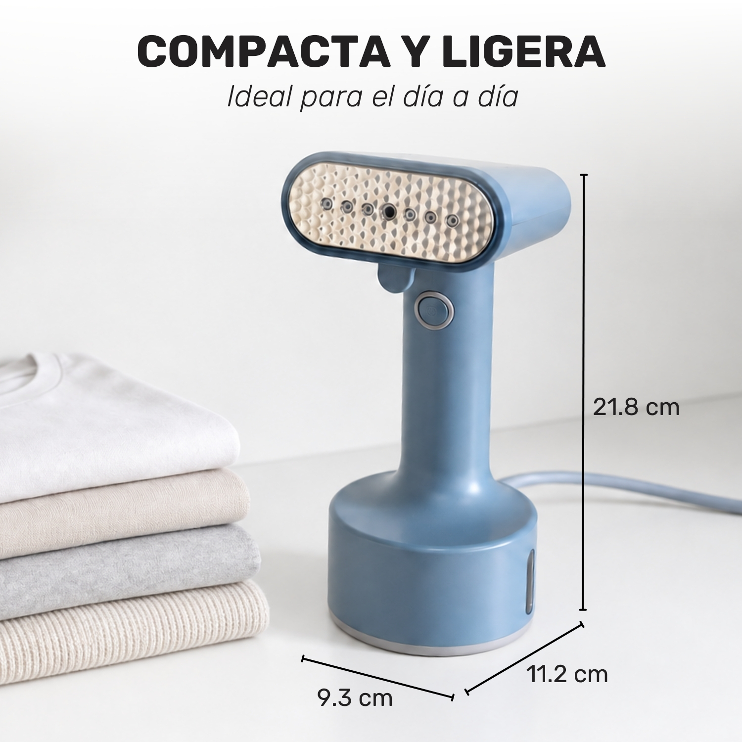 Un vaporizador de ropa azul junto a una pila de ropa doblada con dimensiones de 21.8 cm, 11.2 cm y 9.3 cm.
