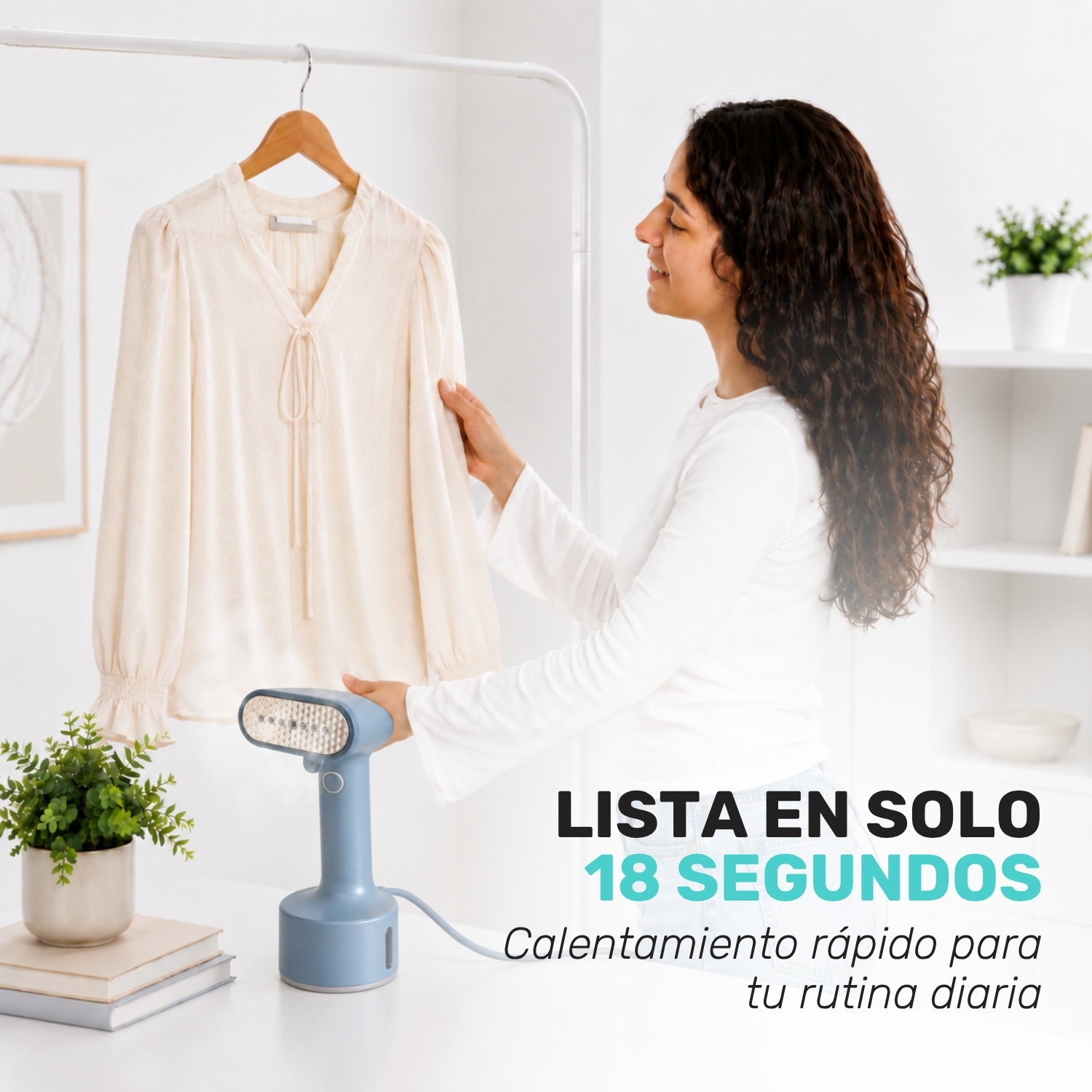 Una mujer plancha con vapor una blusa blanca colgada en un perchero.