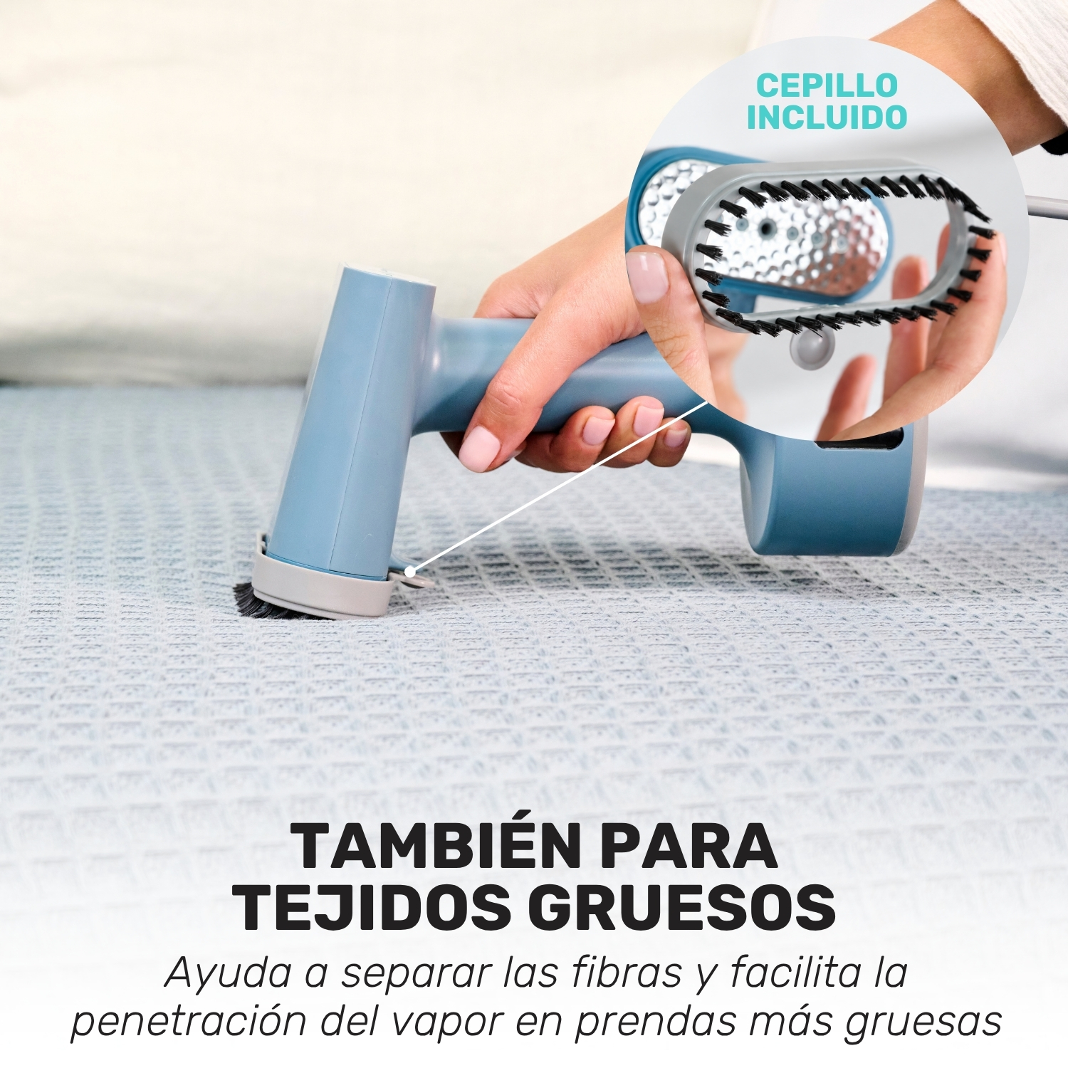 Mano sostiene plancha de vapor azul con cepillo sobre tela.