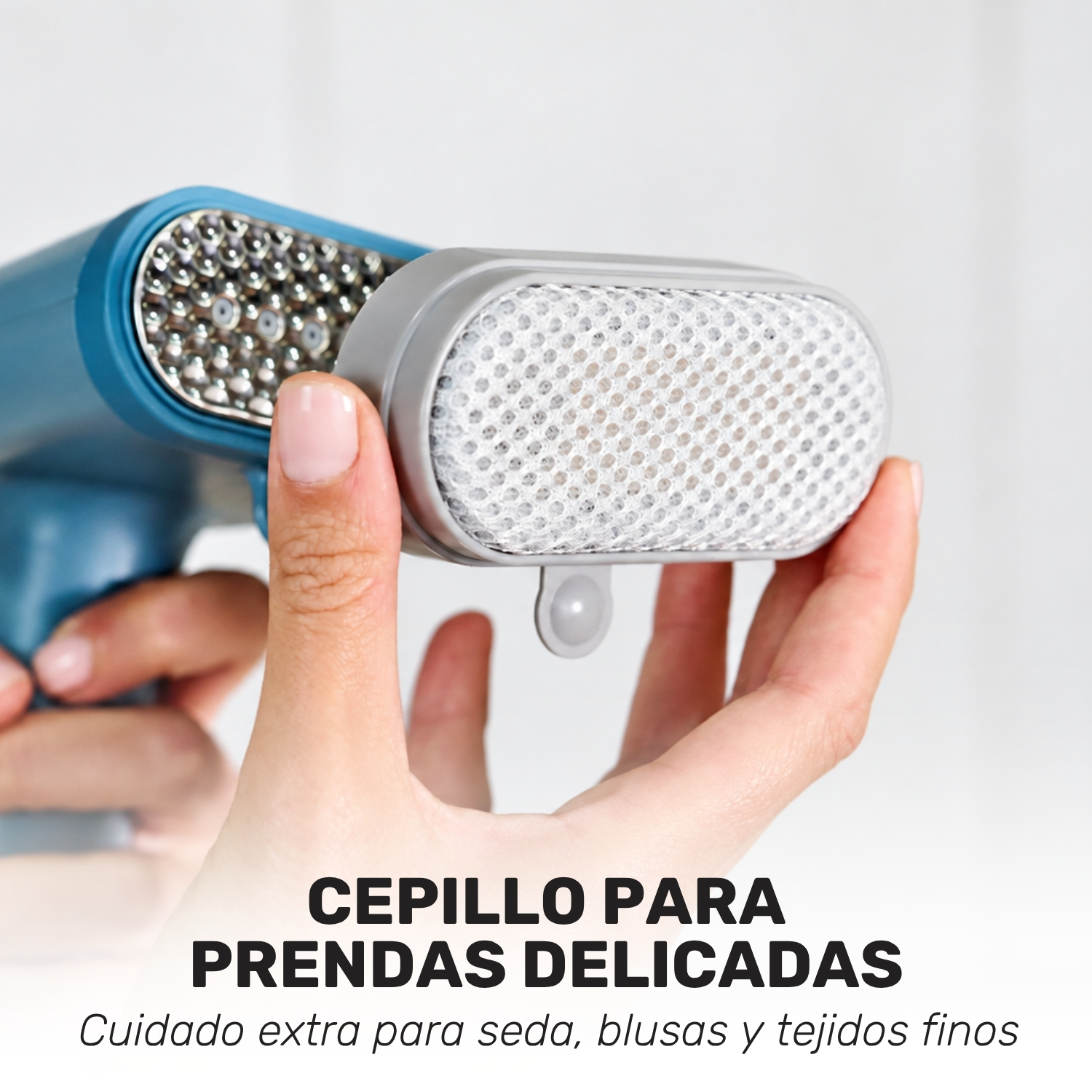 Mano sostiene vaporizador azul con accesorio para ropa delicada.