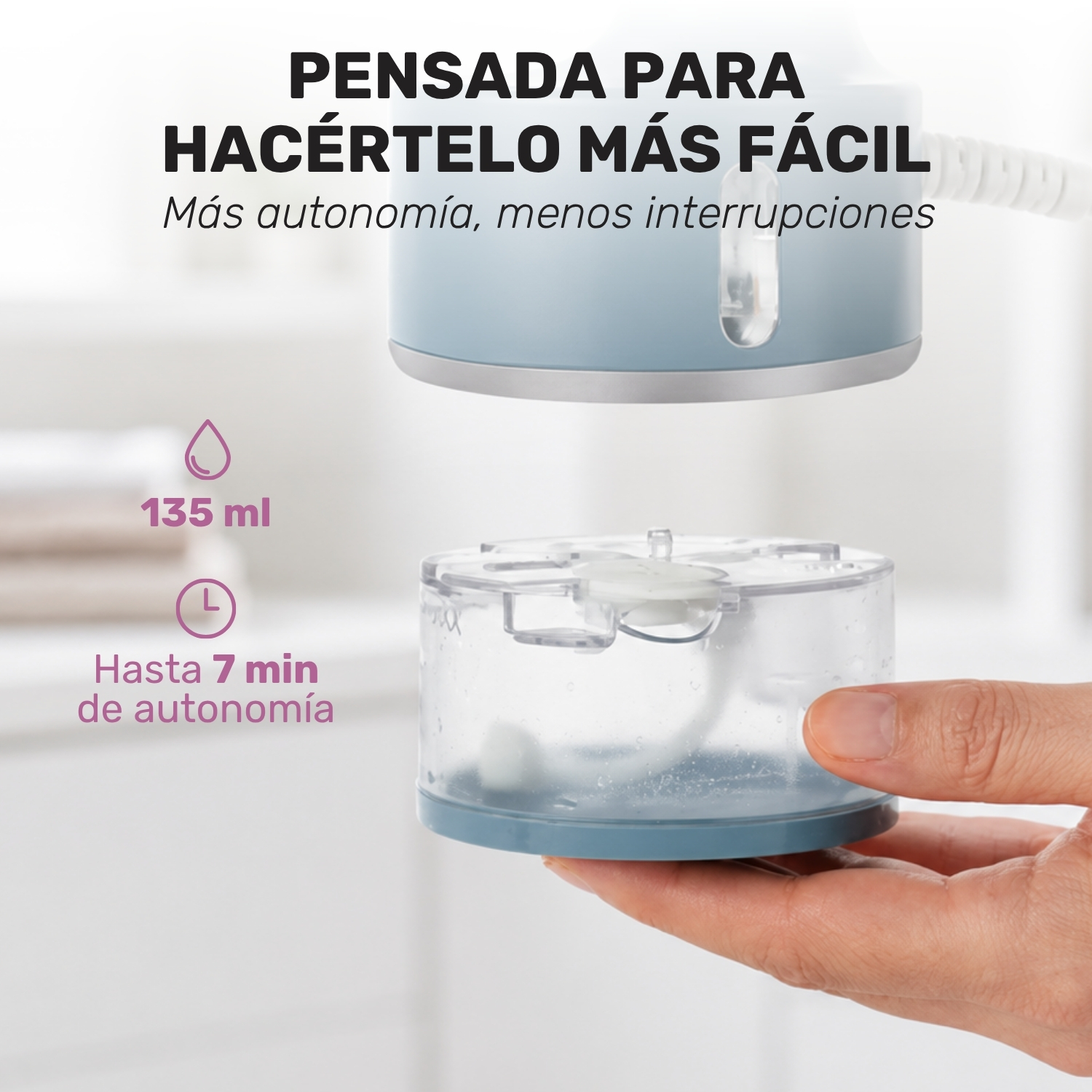 Una mano sostiene un depósito de agua de 135ml bajo un dispositivo.