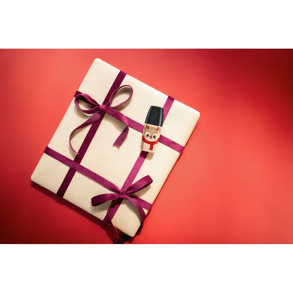 Ein in beiges Papier mit lila Bändern gewickeltes Geschenk auf rotem Grund, mit einem kleinen rehbedruckten Vape oben.