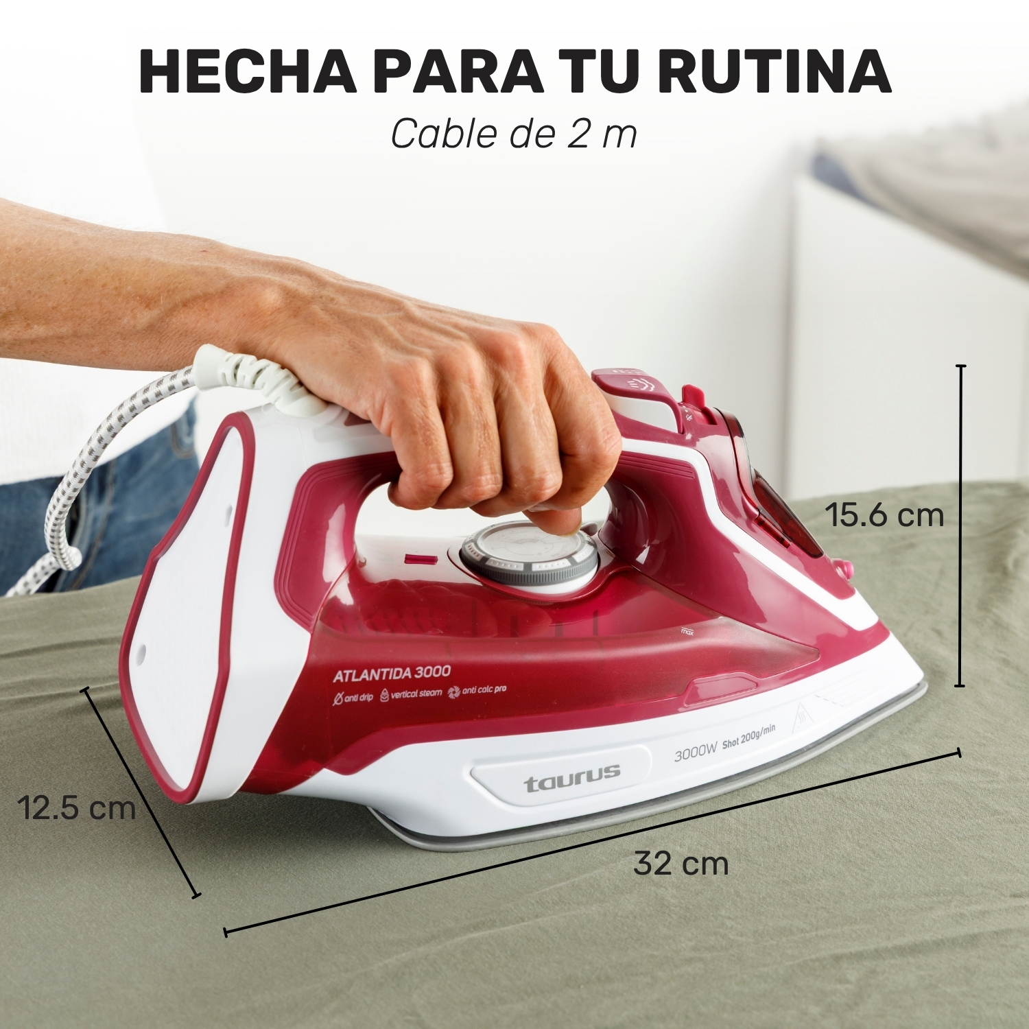 Una mano sostiene una plancha Taurus Atlantida 3000 rosa y blanca con indicadores de tamaño.