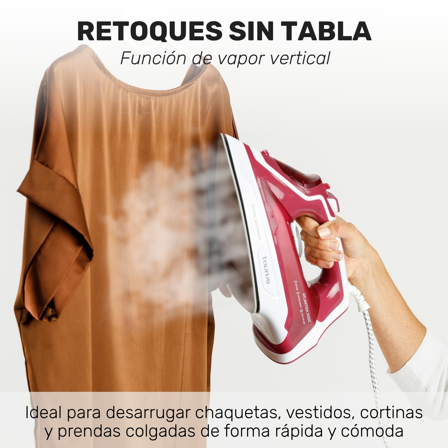 Una plancha de vapor rosa alisa verticalmente un vestido marrón colgado con vapor visible.