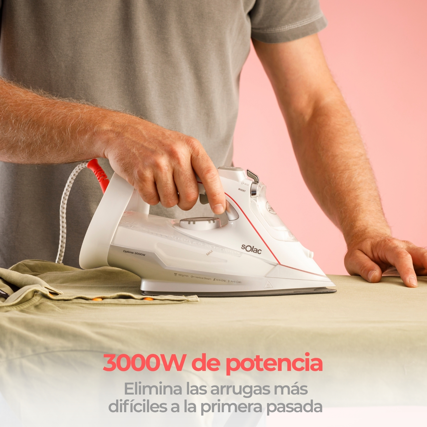 Una persona planchando ropa con una moderna plancha blanca Solac sobre fondo rosa.