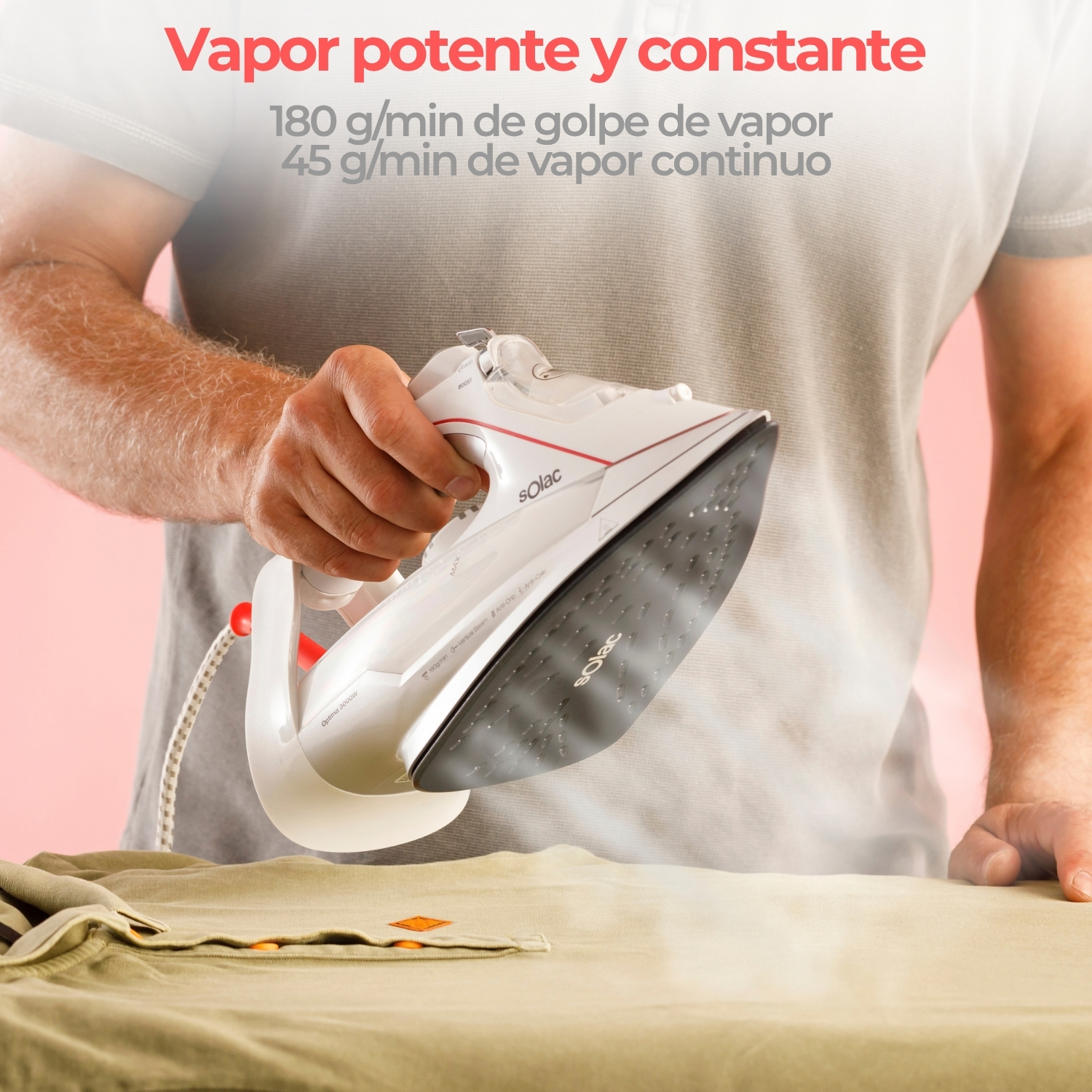 Una mano sostiene una plancha blanca Solac, liberando vapor sobre una prenda.
