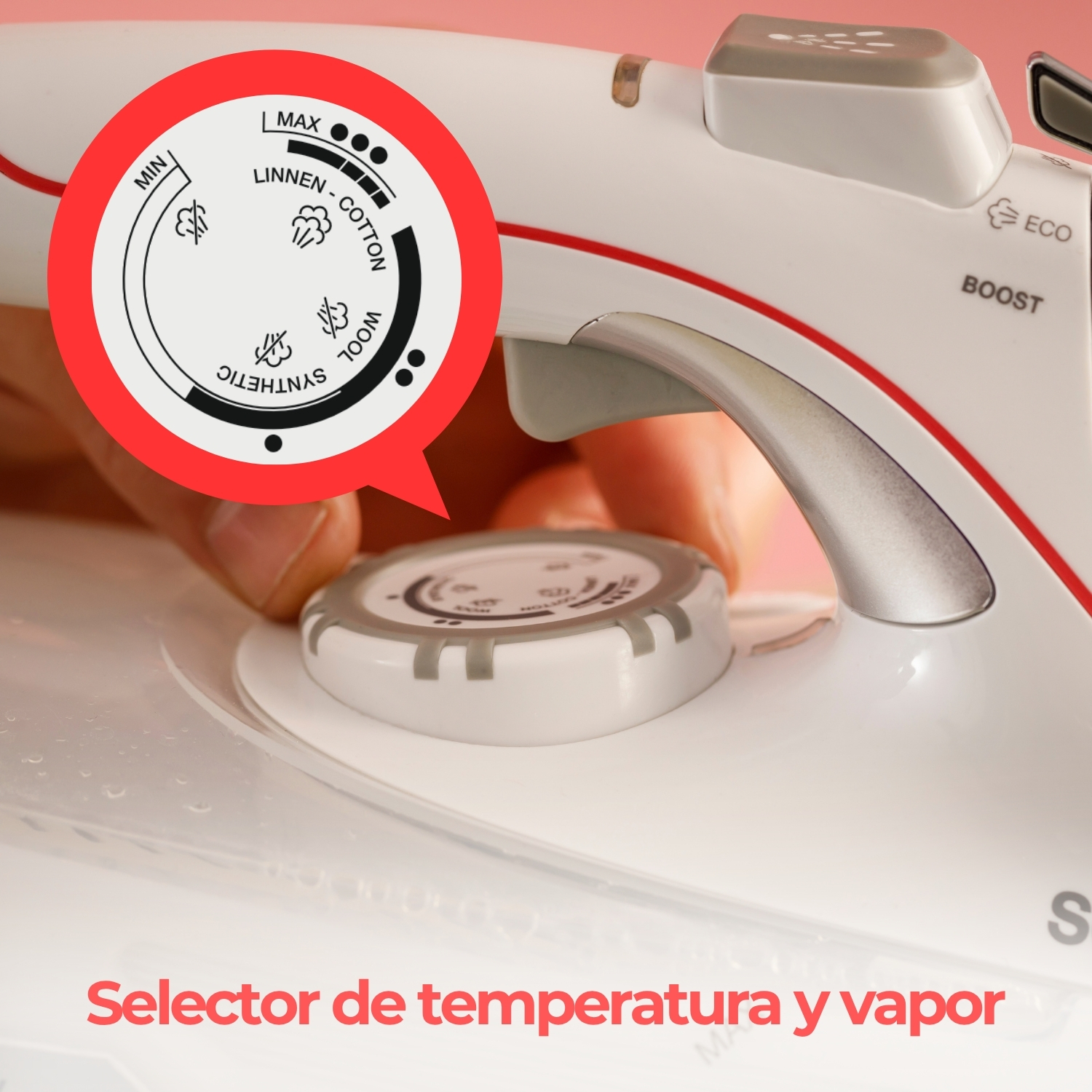Un dedo gira el selector de temperatura y vapor de una plancha blanca, mostrado con un indicador ampliado.