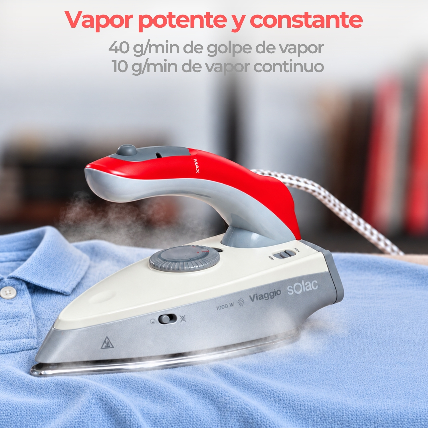 Plancha de viaje Solac planchando una camisa azul con vapor, mango rojo y base blanca.