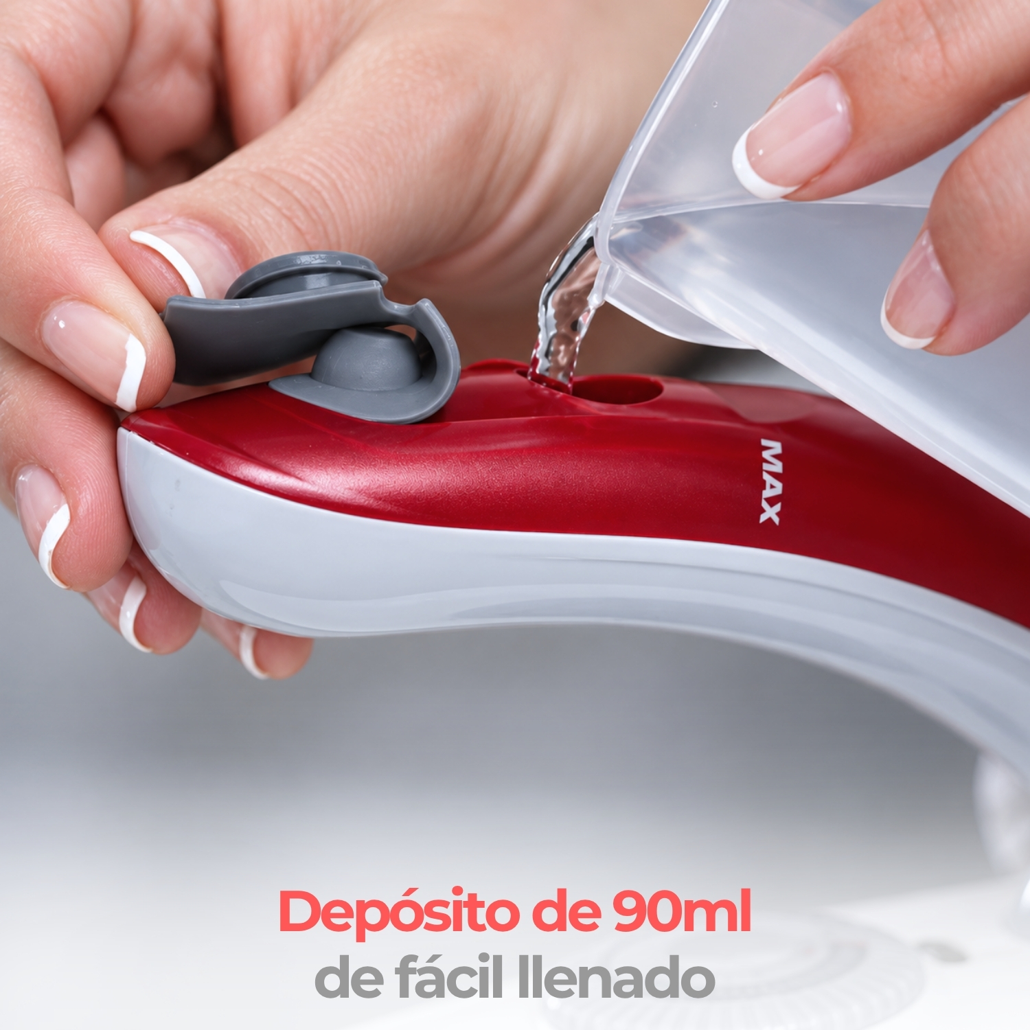 Se vierte agua de una jarra de plástico en el depósito de agua rojo y blanco de un aparato.