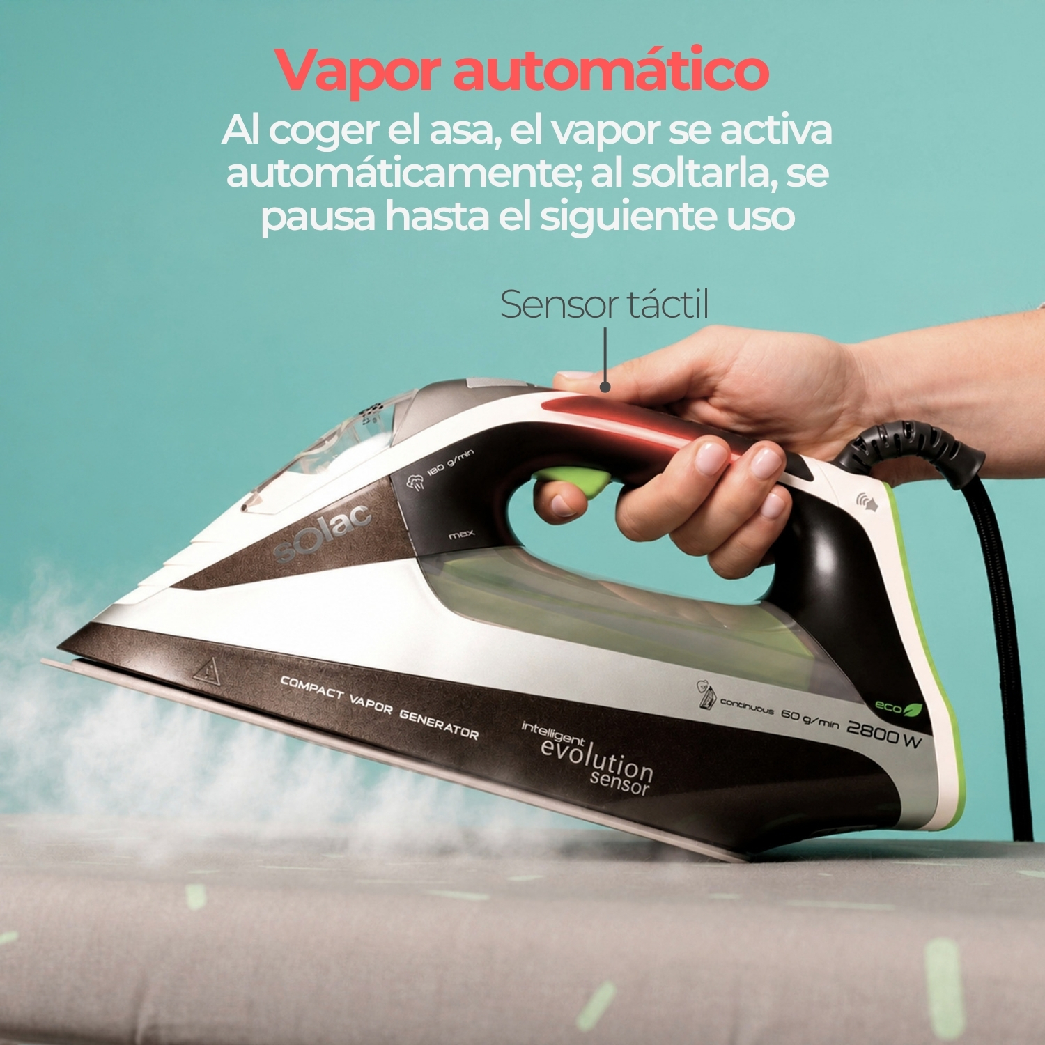 Mano sosteniendo una plancha de vapor Solac gris que expulsa vapor sobre una tabla.