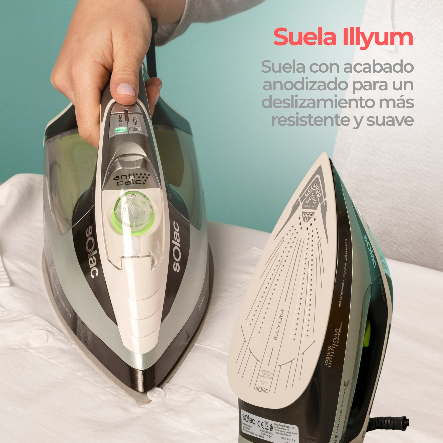 Mano sostiene plancha Solac gris, segunda plancha sobre tela blanca con texto sobre suela anodizada.