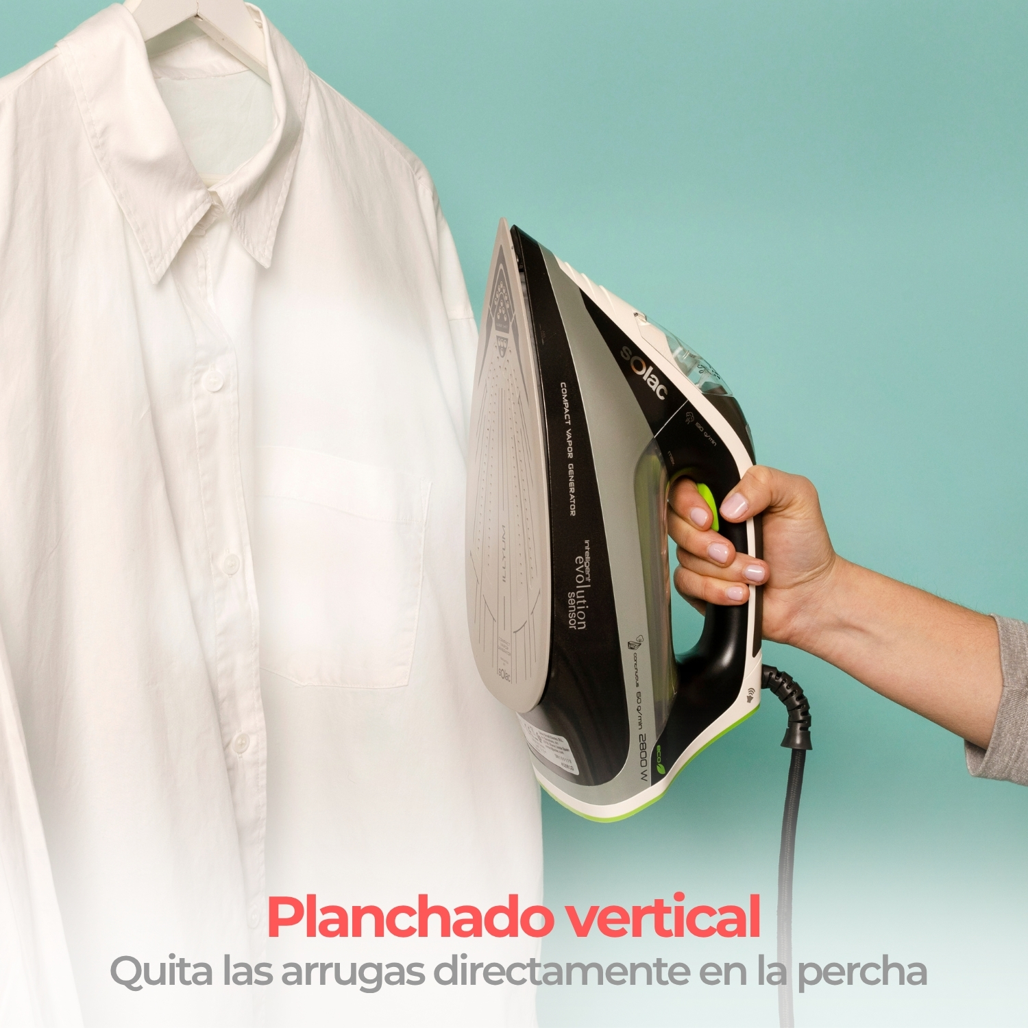 Una mano sostiene una plancha negra y plateada junto a una camisa blanca sobre fondo azul.