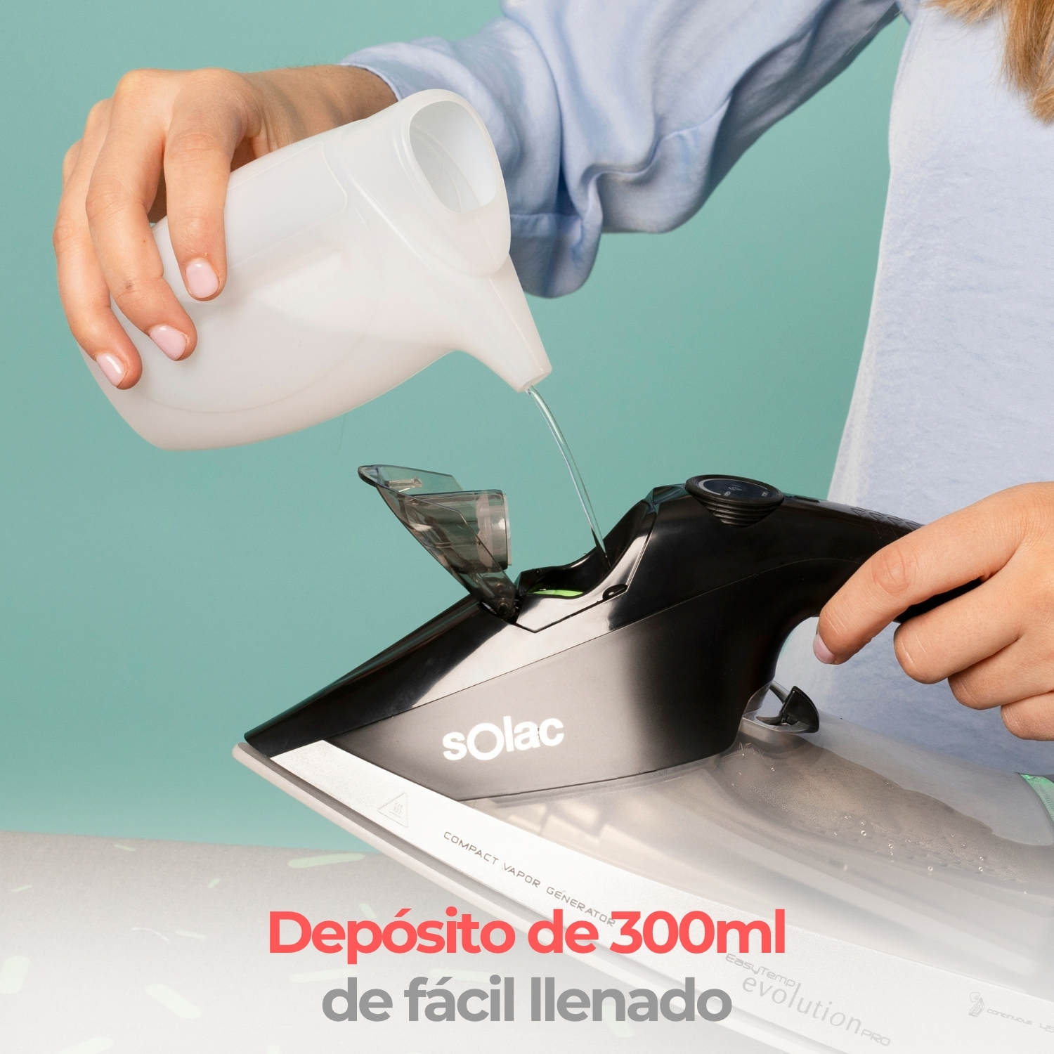 Una persona vierte agua de un recipiente blanco en el depósito de una plancha de vapor Solac.