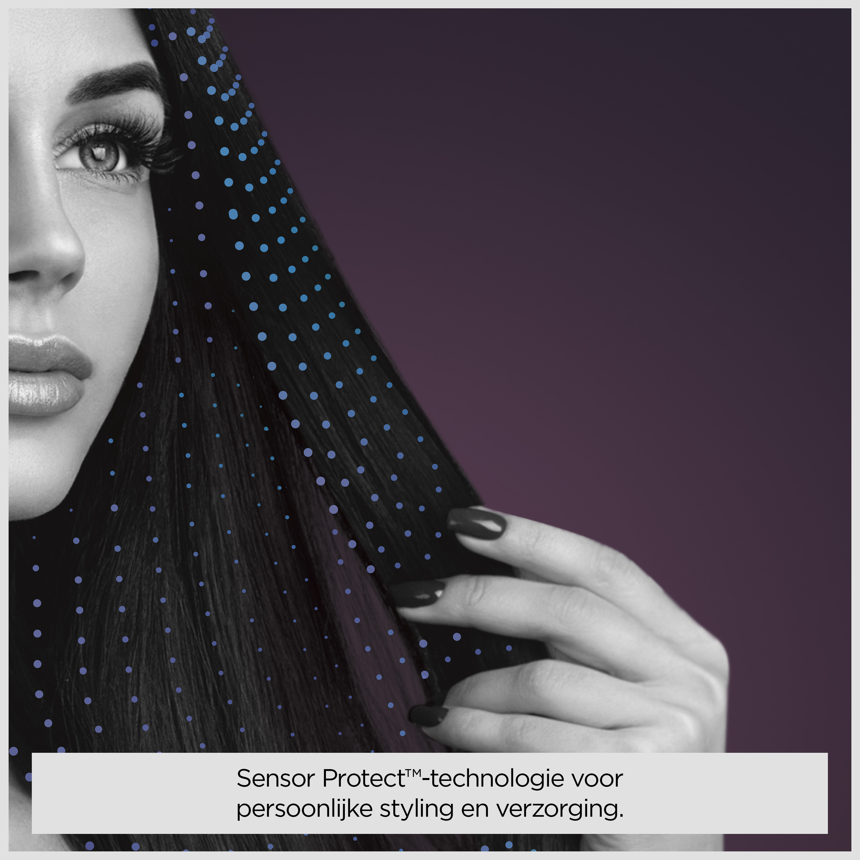 Una donna tocca i suoi lunghi capelli neri e lisci su uno sfondo viola scuro con punti sensore blu.
