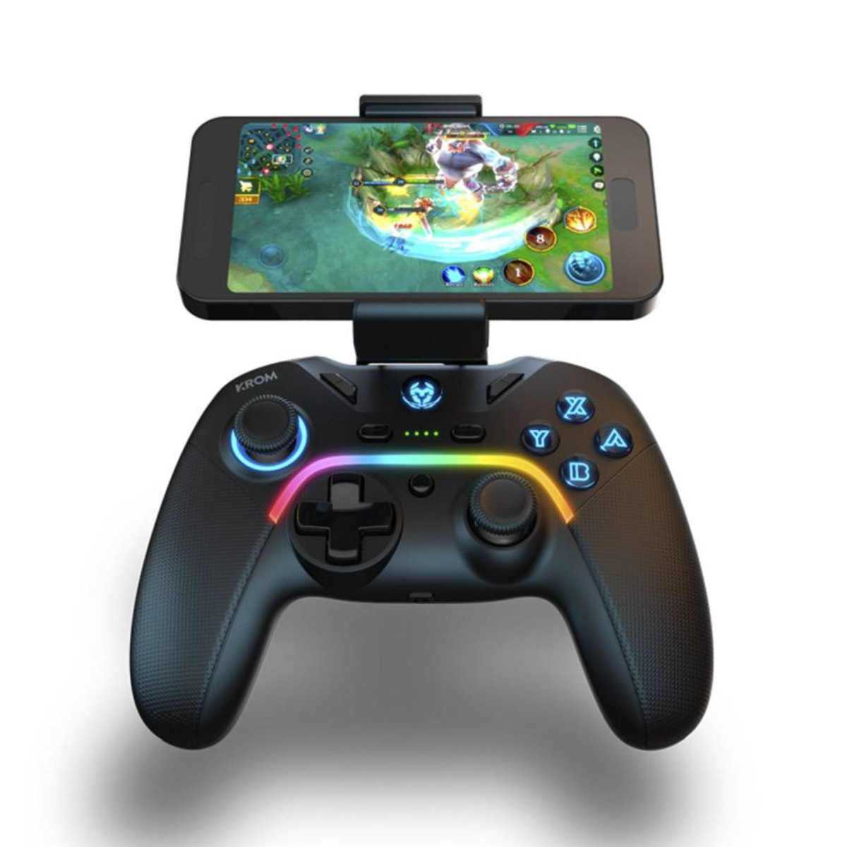 Un mando de juego negro con luces RGB coloridas sostiene un smartphone que muestra un juego móvil sobre fondo blanco.