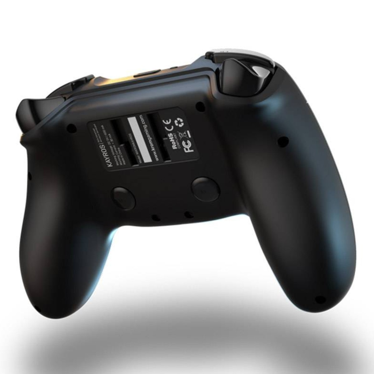 Vista trasera de un mando de juegos negro con empuñaduras, botones y etiquetas.