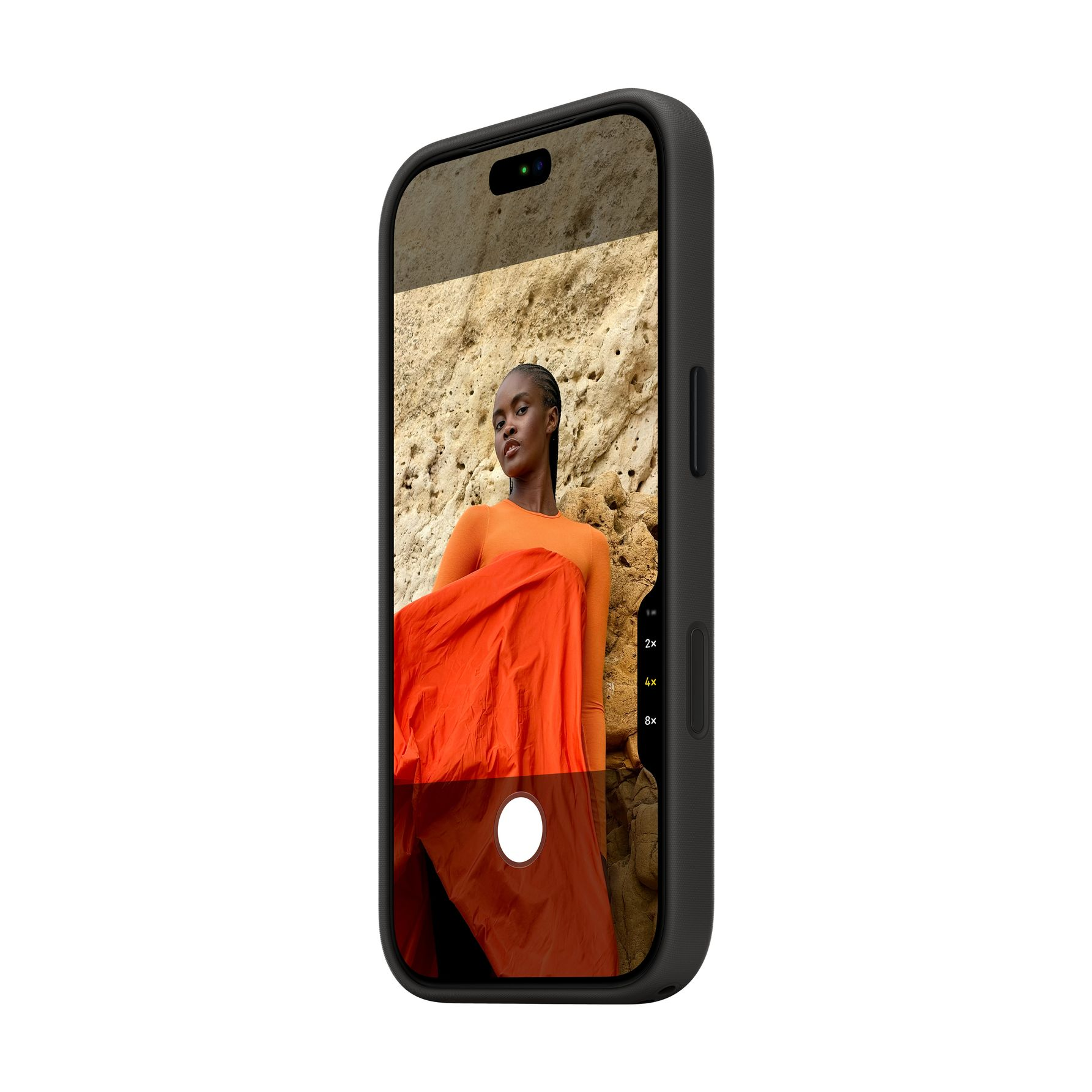 Primer plano de un smartphone negro que muestra la foto de una mujer frente a una pared rocosa.