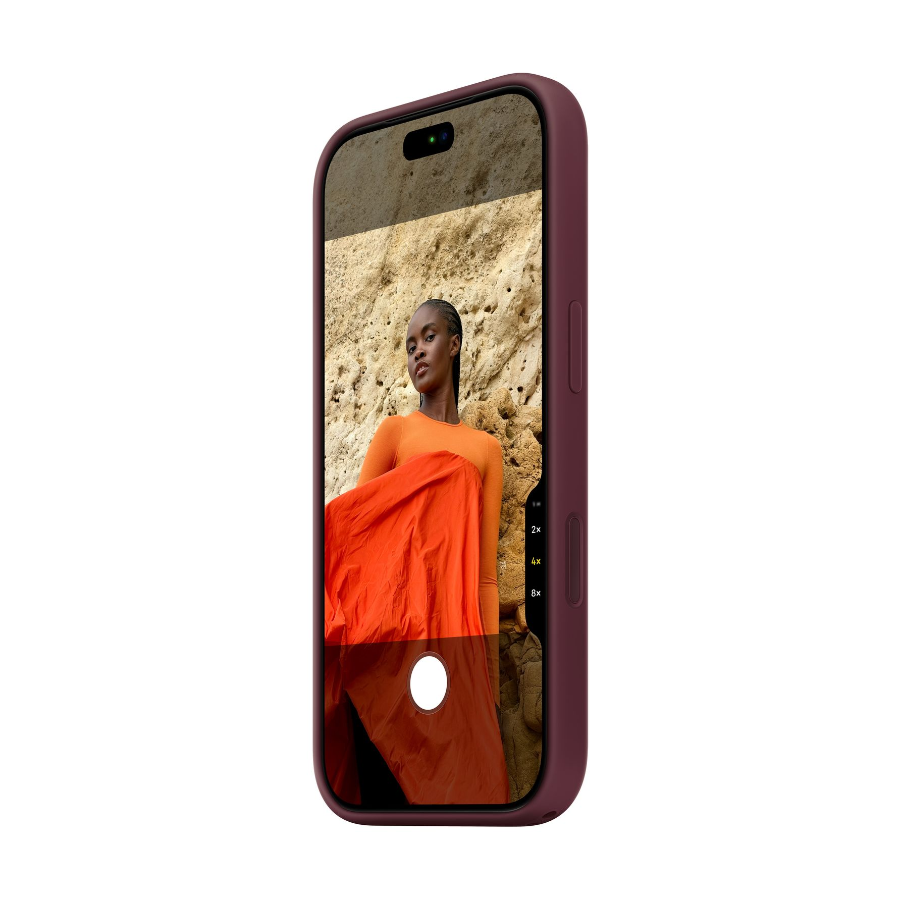 Smartphone in custodia scura che mostra una donna con top arancione davanti a una parete rocciosa.