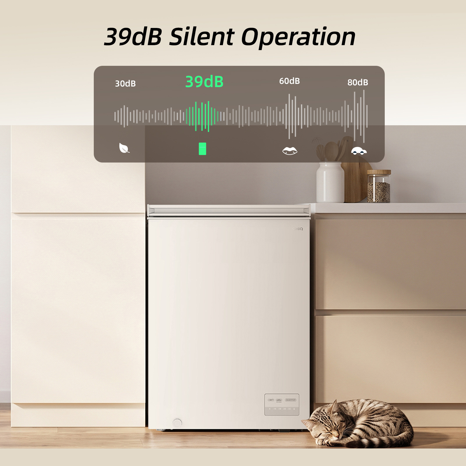 Un congélateur coffre blanc dans une cuisine avec un chaton endormi et un graphique montrant un fonctionnement silencieux à 39 dB.