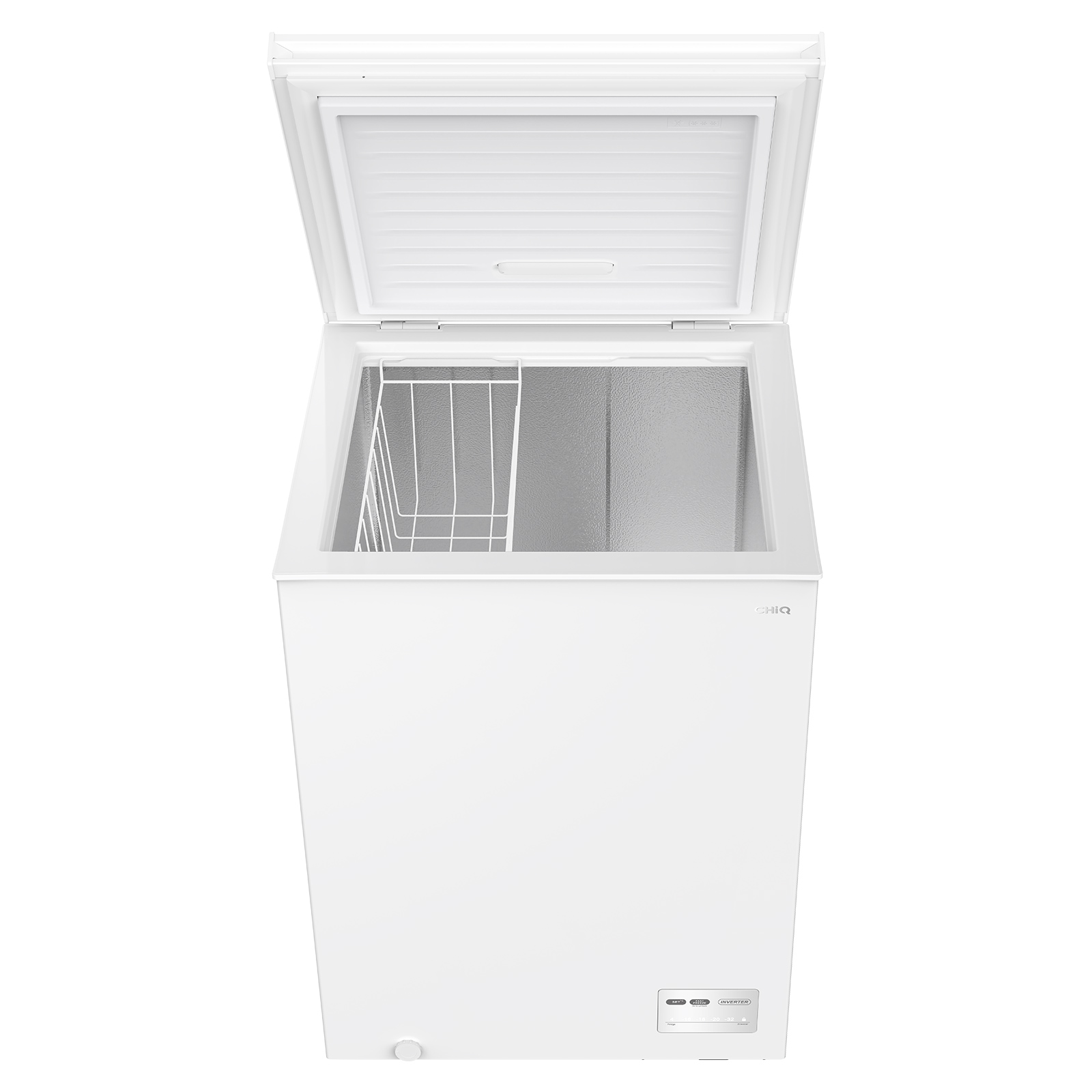 Un coffre congélateur blanc avec le couvercle ouvert révélant le compartiment et un panier.