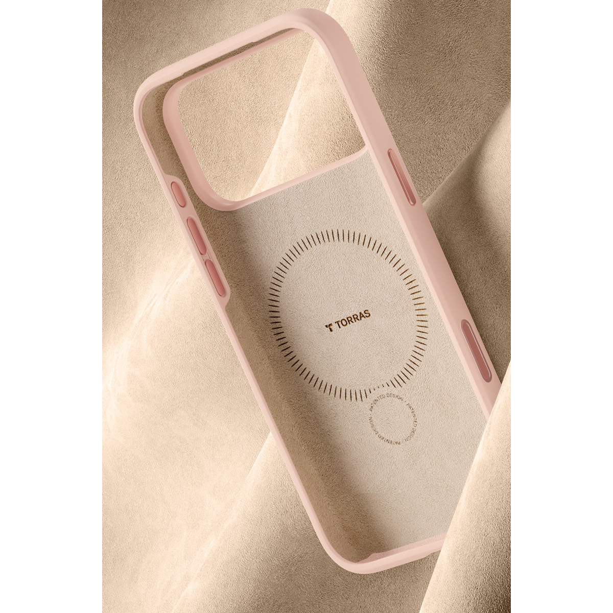 Pembe bir akıllı telefon kılıfı dokulu bej bir yüzey üzerinde duruyor.