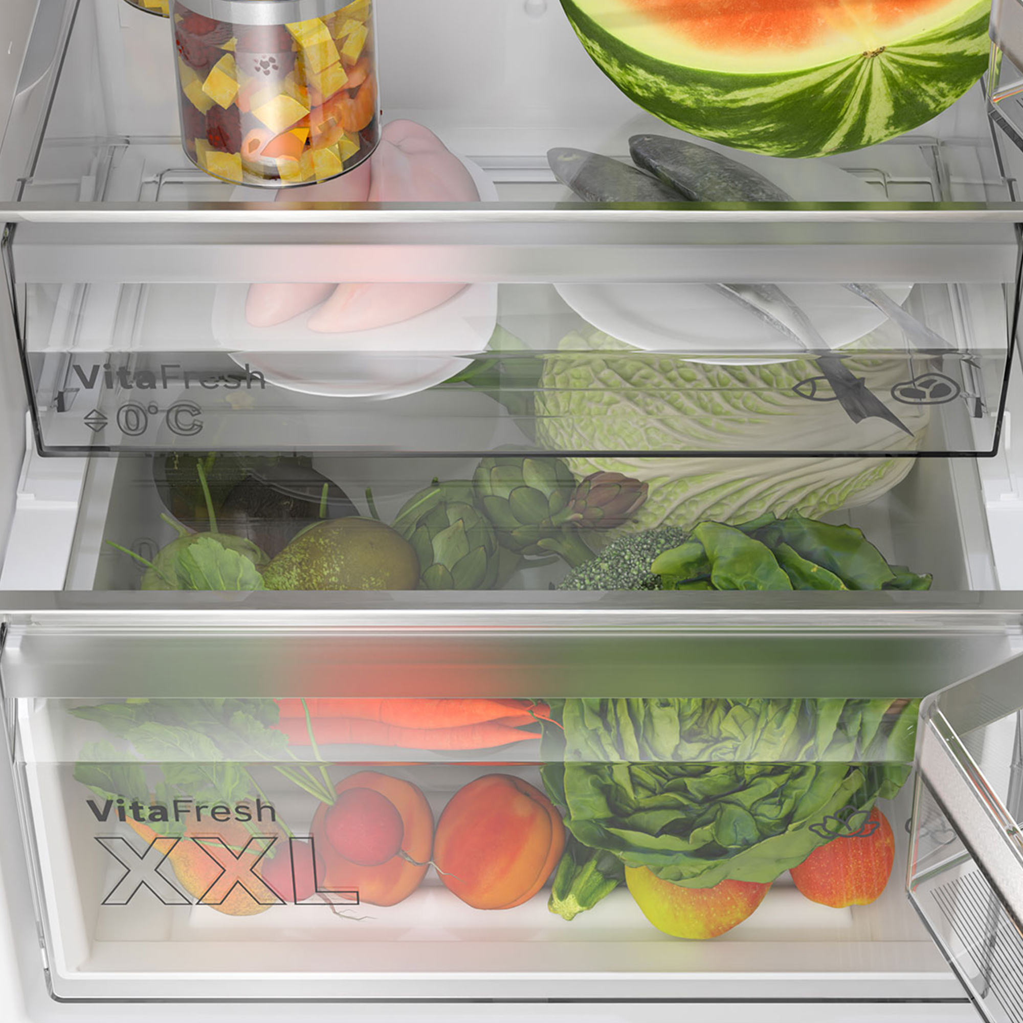 Gut gefüllter Kühlschrank mit frischem Obst, Gemüse, Fleisch und Wassermelone in den VitaFresh-Fächern.