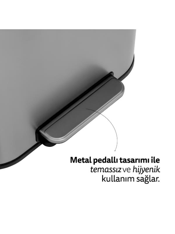 Siyah ayak pedallı ve yazılı gümüş renkli çöp kutusu.