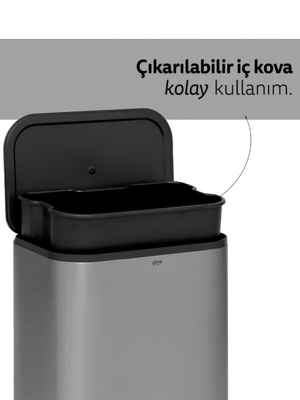Kapağı açık gümüş renkli çöp kovası ve içinde çıkarılabilir siyah iç kova.