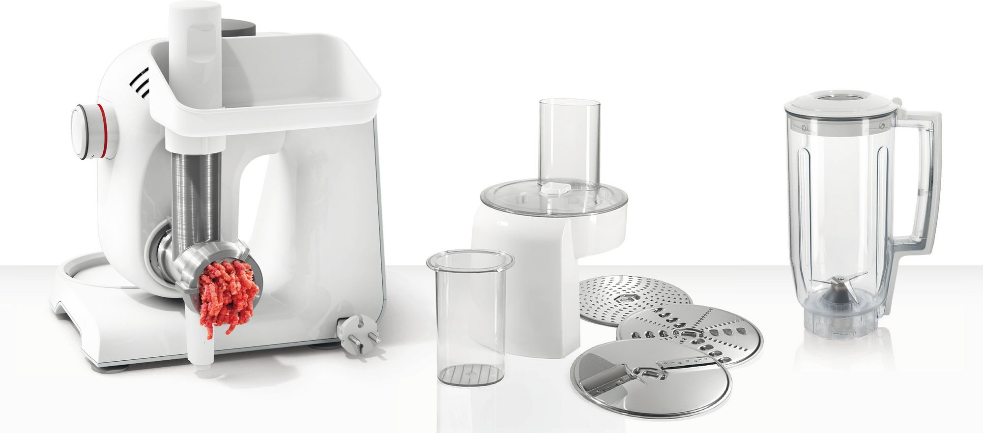 Kıymalı beyaz kıyma makinesi, mutfak robotu aparatları ve beyaz zeminde blender.