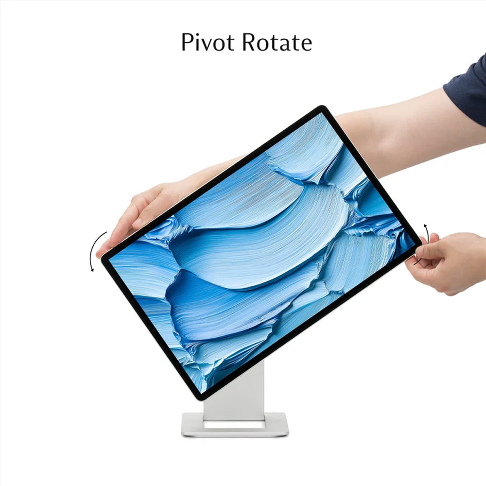 Ręce osoby obracają monitor z niebieską farbą, powyżej znajduje się napis 'Pivot Rotate'.