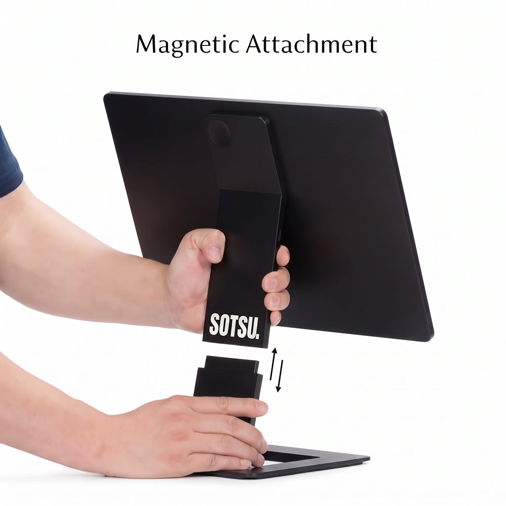Manos acoplan magnéticamente un monitor SOTSU negro a su soporte sobre fondo blanco.