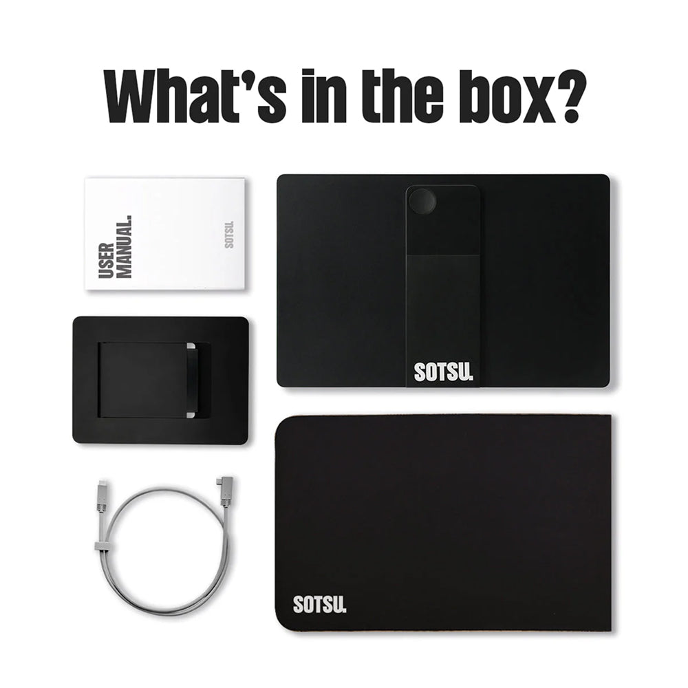 Contenido de la caja con un dispositivo Sotsu, manual de usuario blanco, soporte negro y cable USB-C gris.