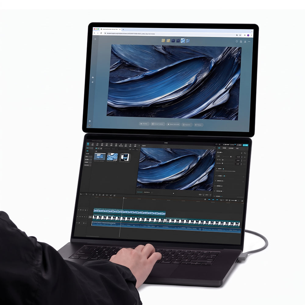 Una persona usa un innovador portátil de doble pantalla que muestra arte abstracto azul.