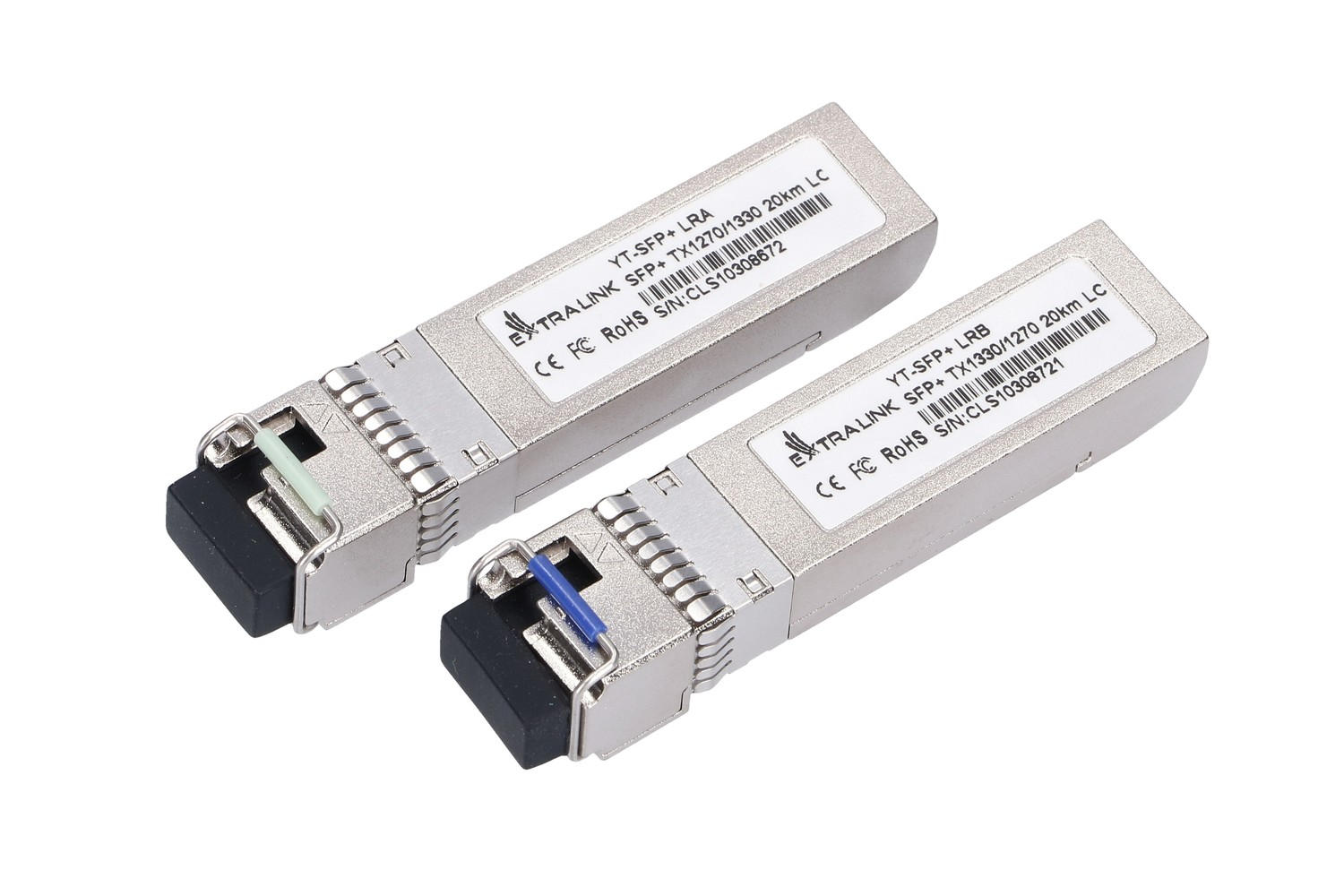 Dwa srebrne optyczne moduły nadawczo-odbiorcze SFP z białymi etykietami i czarnymi nakładkami na białym tle.