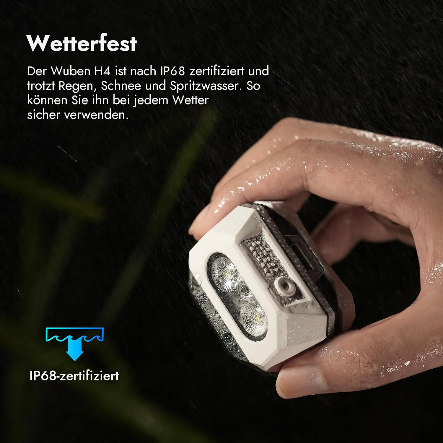 Eine Hand hält eine weiße, wetterfeste Taschenlampe im starken Regen, mit deutschem Text.
