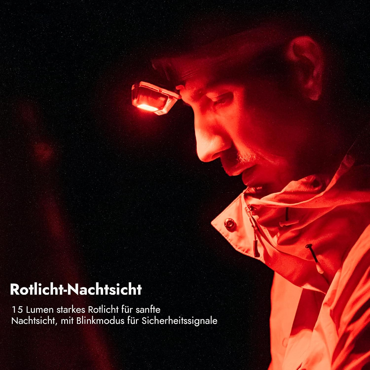 Ein Mann trägt eine Stirnlampe, die rotes Licht ausstrahlt, im Dunkeln mit Textoverlay.
