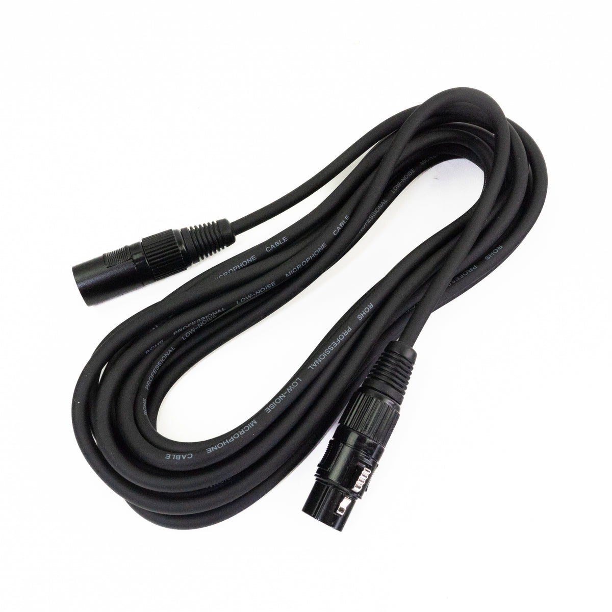 Ein schwarzes, aufgerolltes Mikrofonkabel mit XLR-Steckern auf weißem Hintergrund.