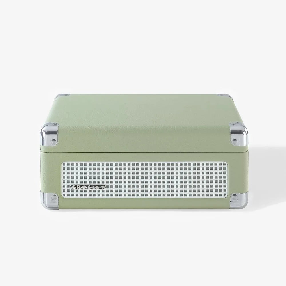 Ein geschlossener, mintgrüner Crosley-Plattenspieler im Kofferdesign mit silbernen Ecken und weißem Lautsprechergitter.