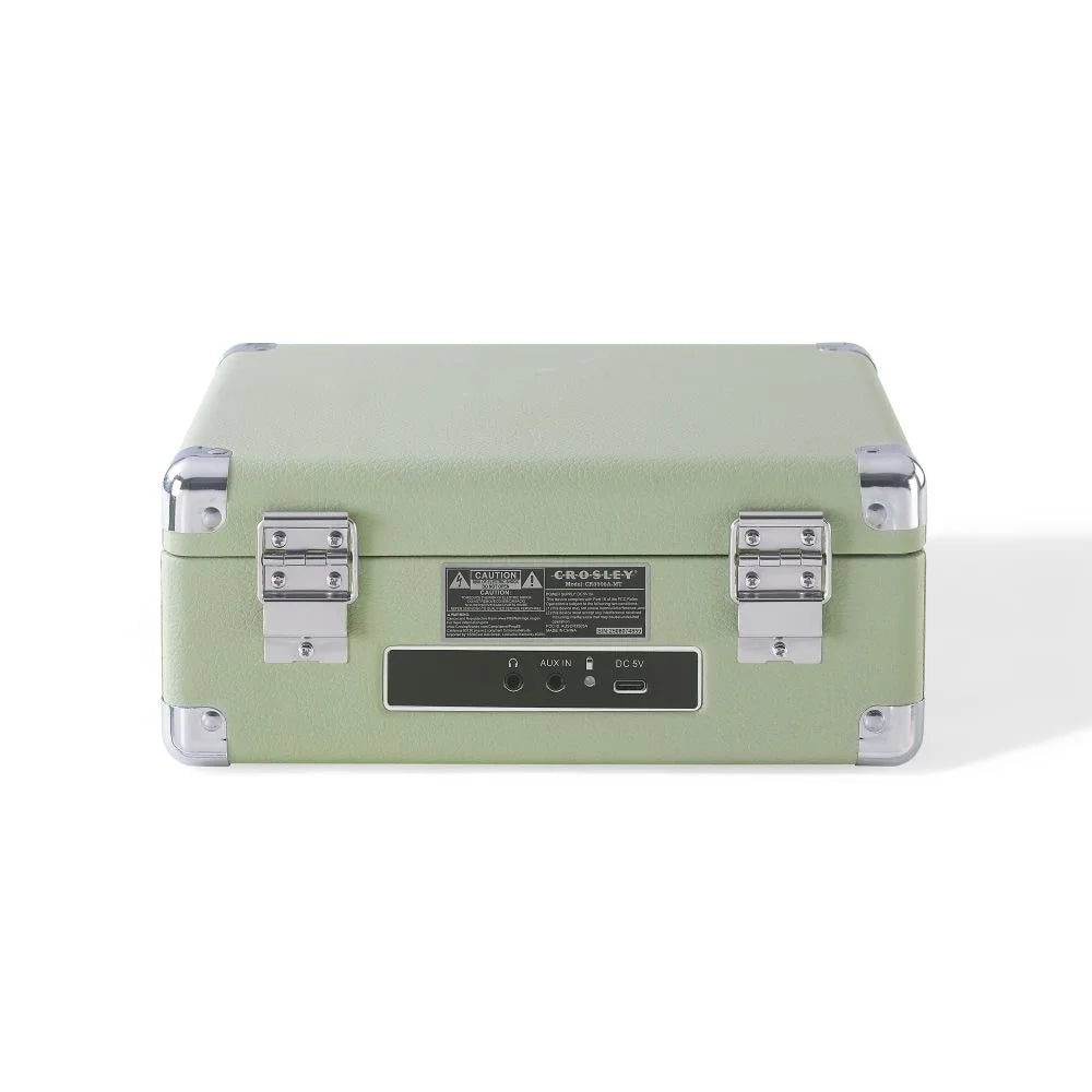 Ein geschlossener, salbeigrüner Crosley-Plattenspielerkoffer mit silbernen Metallverschlüssen, Ecken und Bedienfeld.