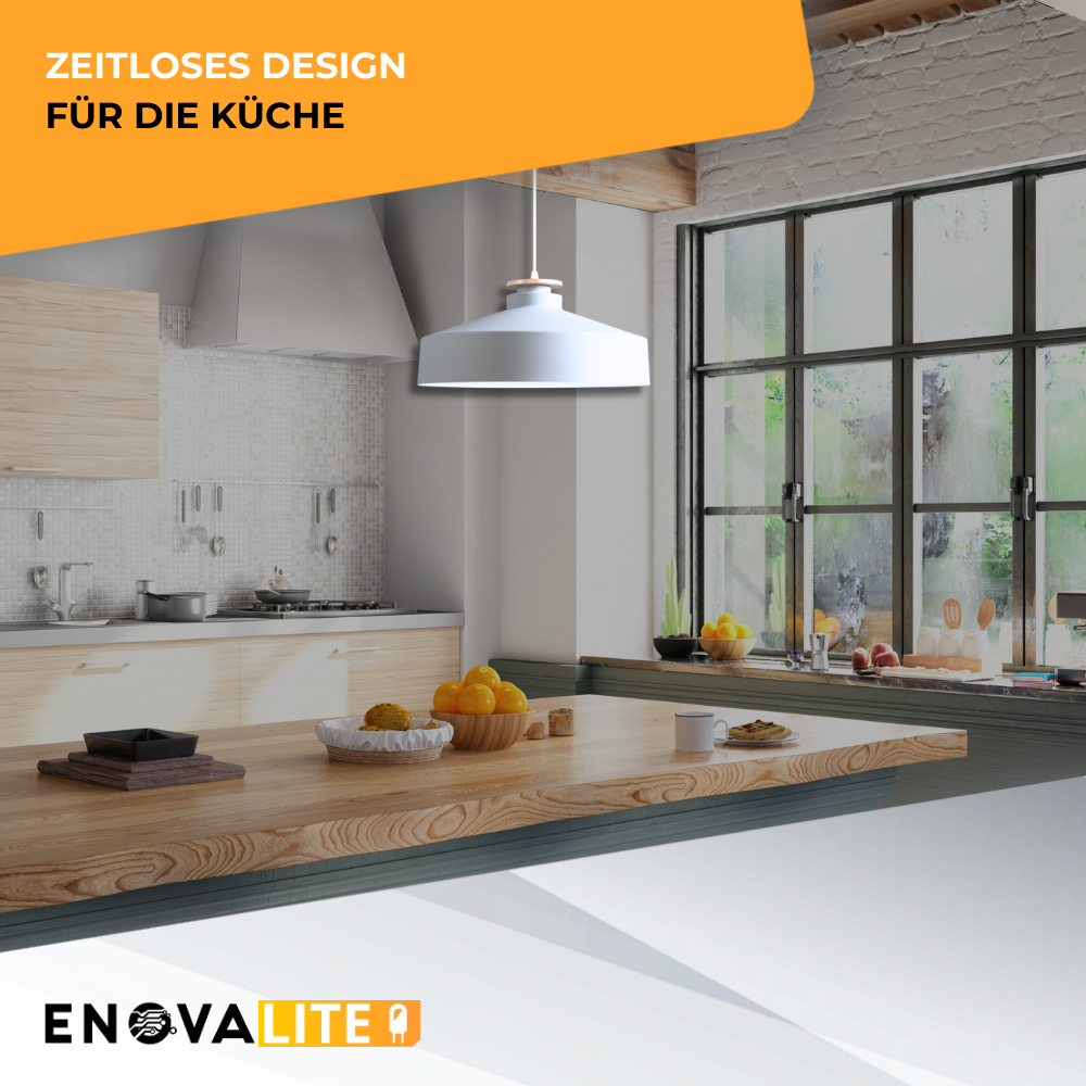 Eine moderne Küche mit Holztisch, weißer Hängeleuchte und großen Fenstern.