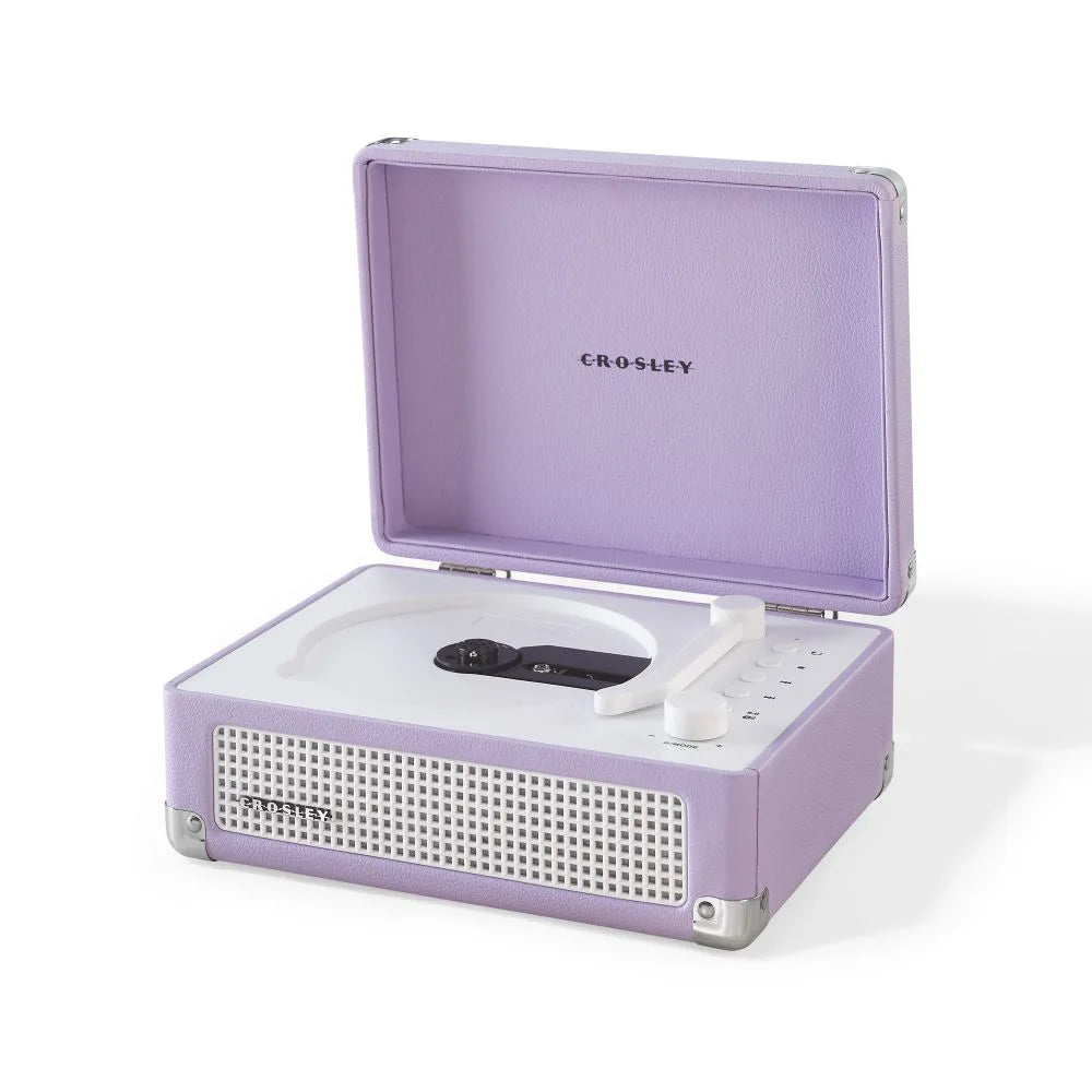 Ein pastellvioletter tragbarer Crosley-Kofferplattenspieler mit weißem Innenraum und Lautsprechergitter vor weißem Hintergrund.