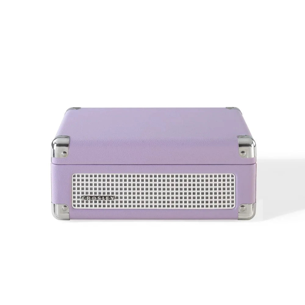 Ein geschlossener lavendelfarbener Crosley Plattenspieler mit silbernen Eckbeschlägen auf weißem Hintergrund.