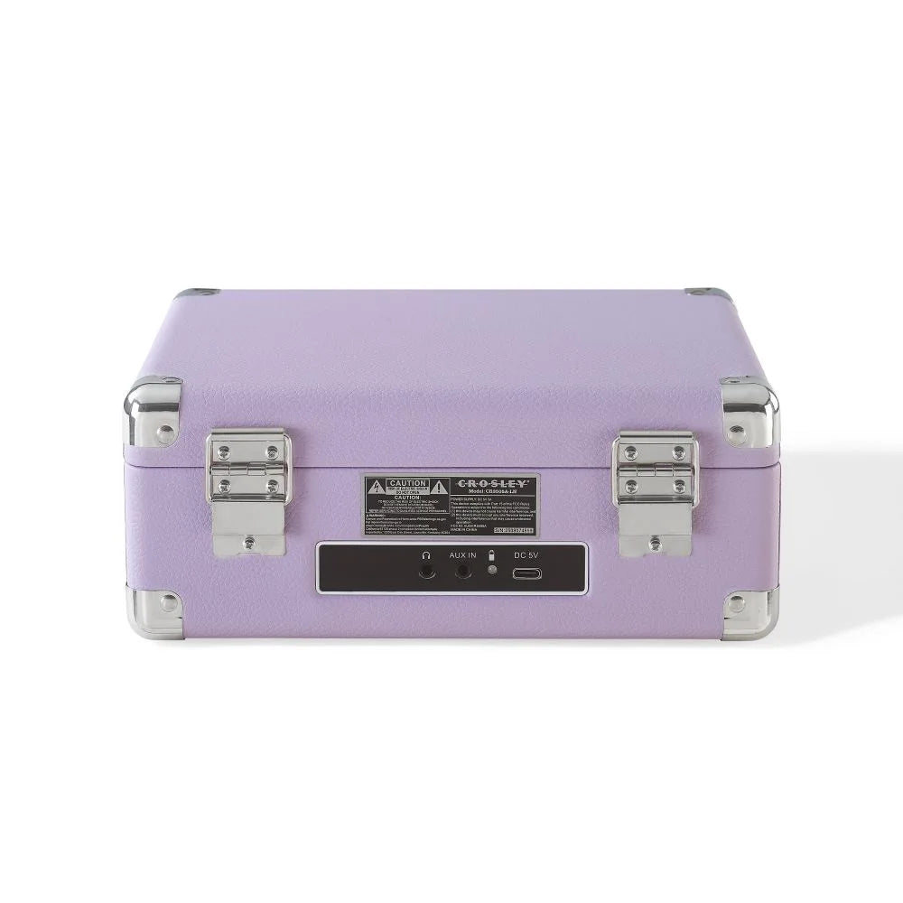Ein geschlossener lila Crosley-Plattenspielerkoffer mit silbernen Metallbeschlägen, Anschlüssen und einem Etikett auf der Rückseite.