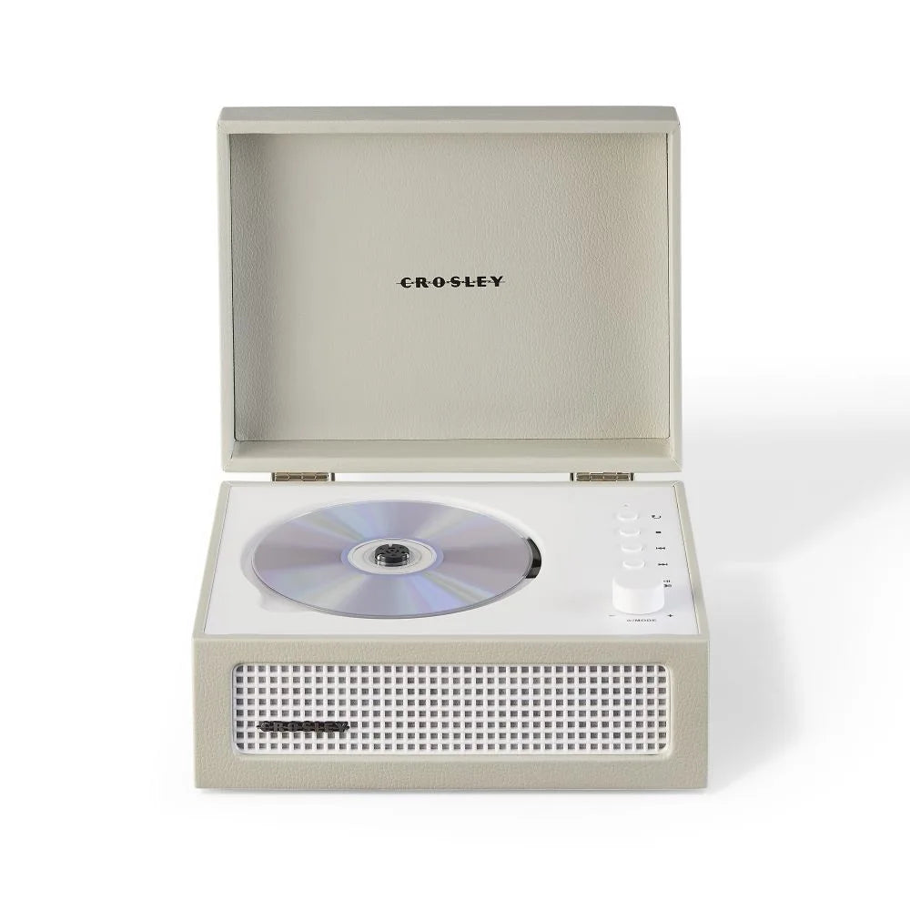 Ein beiger Crosley CD-Player in Kofferform mit einer CD im inneren Fach und einem Frontlautsprecher vor weißem Hintergrund.