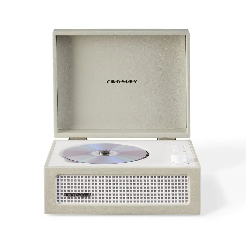 Ein grauer Crosley-Plattenspieler im Kofferdesign mit geöffnetem Deckel, eingelegter CD und weißem Lautsprechergitter.