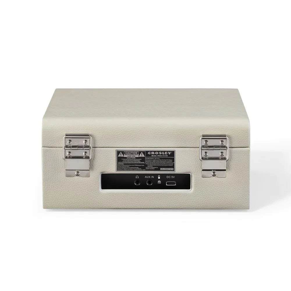 Rückansicht eines geschlossenen, beigen Crosley-Plattenspielers mit Metallscharnieren, Warnhinweis und Anschlüssen.