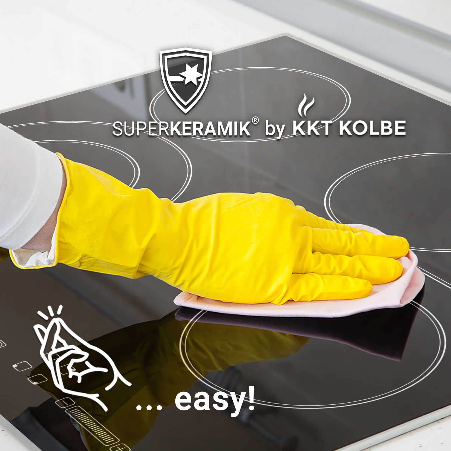 Eine hand in gelbem handschuh wischt einen schwarzen glaskeramikherd mit einem rosa tuch.