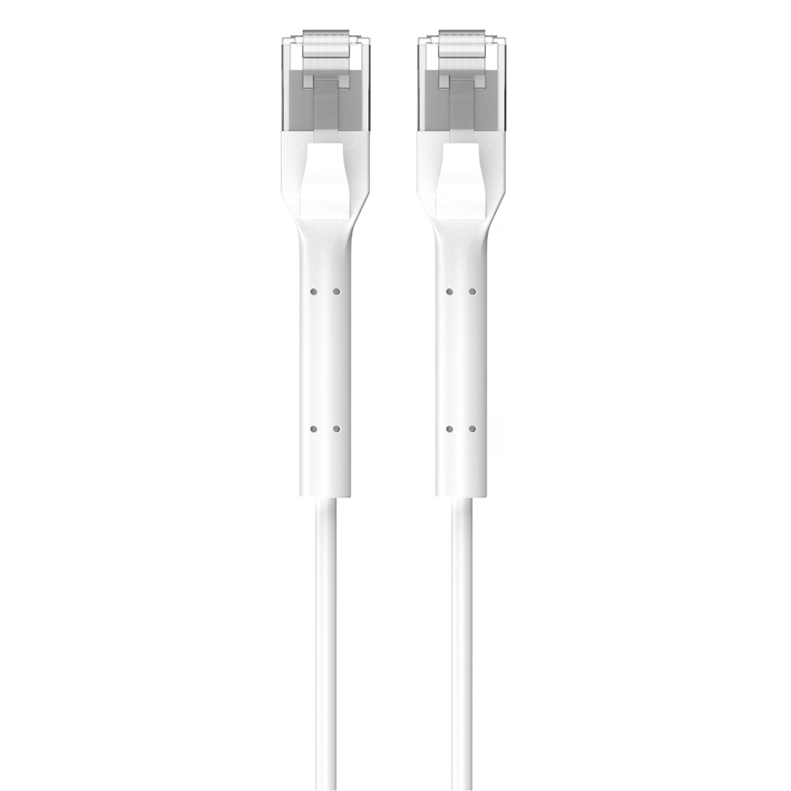 Dwa białe kable Ethernet z wtyczkami RJ45 na białym tle.