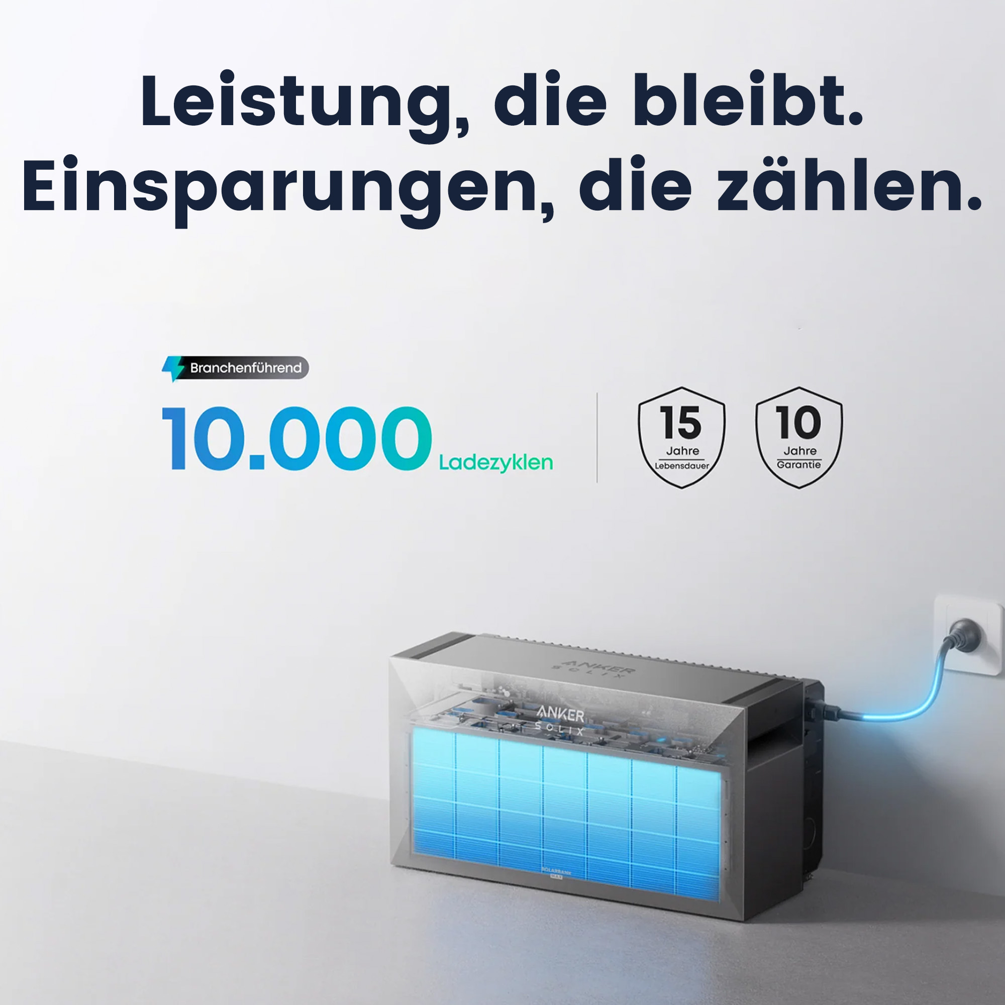Anker Solix Speicher mit blauer Innenbeleuchtung und deutscher Werbung für Lebensdauer und Ladezyklen.
